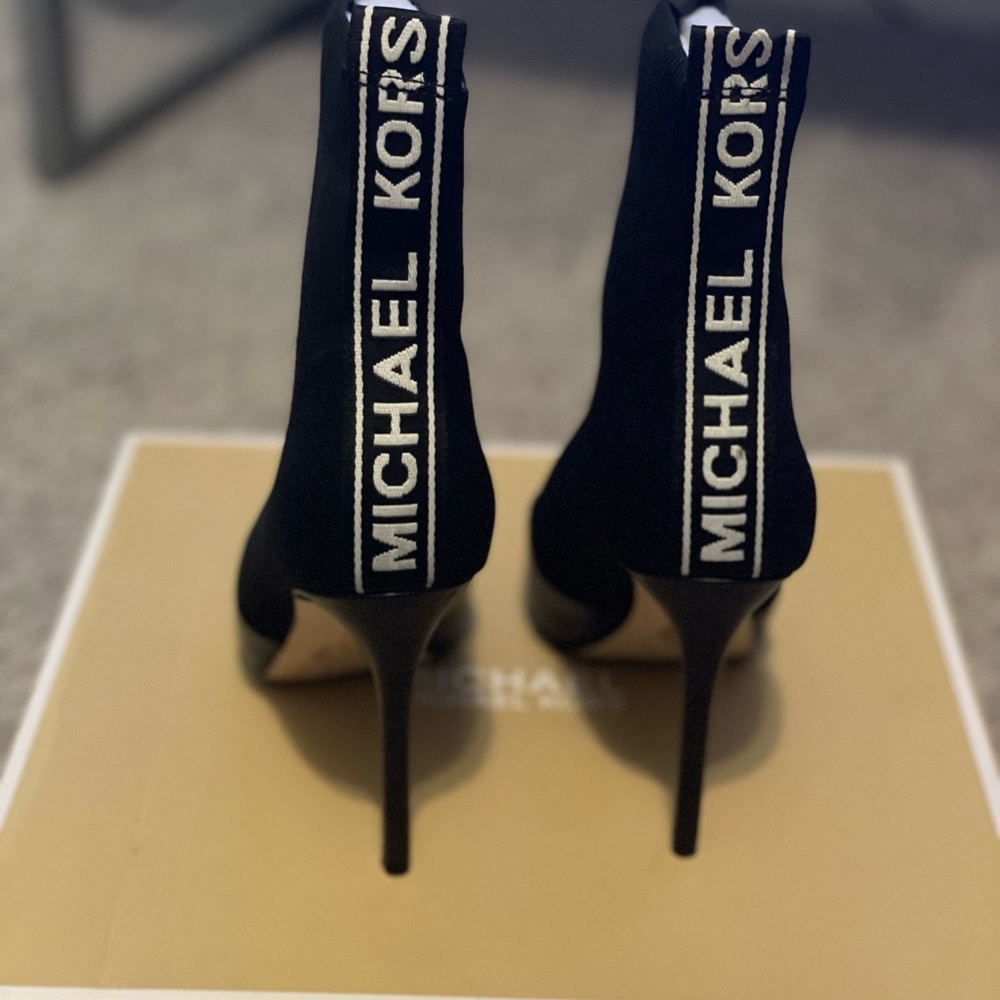 Michael Kors Classic Black Pumps - Picture 2 of 6
